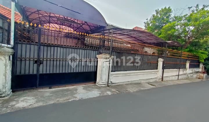 Rumah Mewah dengan Taman yang luas di Pejaten Jakarta Selatan