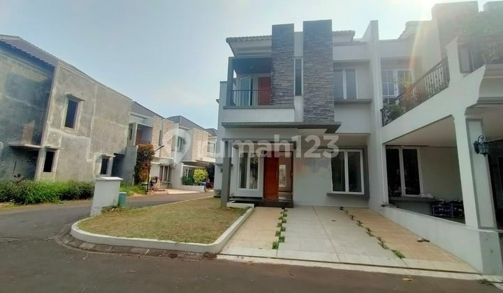 2-Story Modern Minimalist House, Hook, Spacious & Lush Side Garden