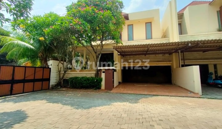 Town House 2lt Semi Furnished Mewah Terawat Pool Siap Huni Di Pejaten