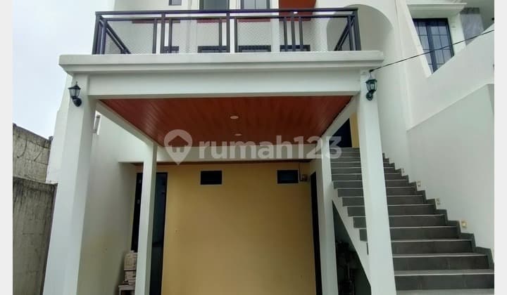 Rumah Cluster Bergaya Kontemporer 3 Lantai Baru, Siap Huni, Nyaman SHM