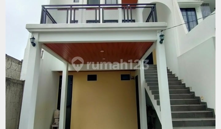 Rumah Cluster Bergaya Kontemporer 3 Lantai Baru, Siap Huni, Nyaman SHM