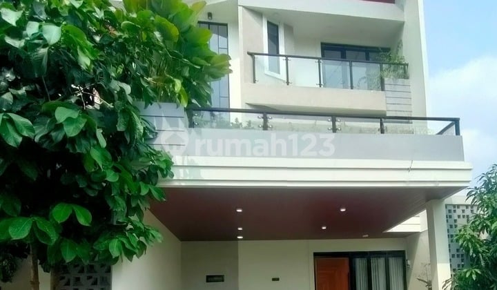 Rumah Baru Cluster Scandinavian 3,5 Lantai, Bagus, Asri, Nyaman, Siap Huni, Rooftop SHM