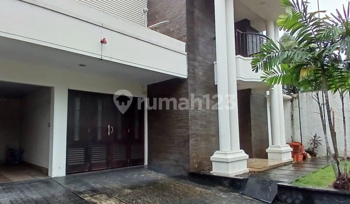 Di Sewa/ Jual Rumah 2 Lantai Mewah, Bagus, Kokoh, Siap Huni dan Luas Pool SHM di Kemang. Jaksel