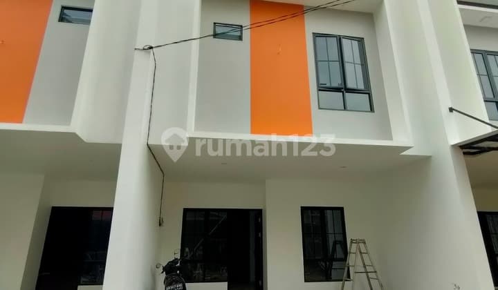 Rumah Scandinavian 3 Lantai Baru, Bagus di Lokasi Strategis