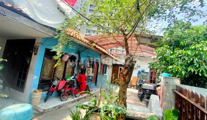 Rumah Utama 1LT Dan 3 Rumah Sewa Strategis, Aman Nyaman