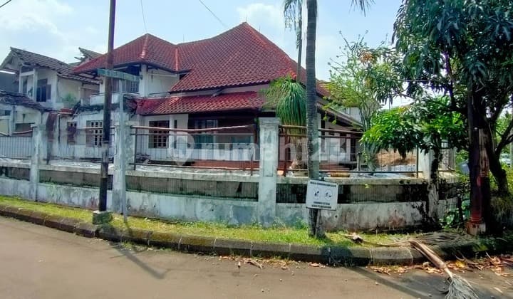 Rumah Besar dan Halaman Luas 2 Lantai, SHM di Vila Delima