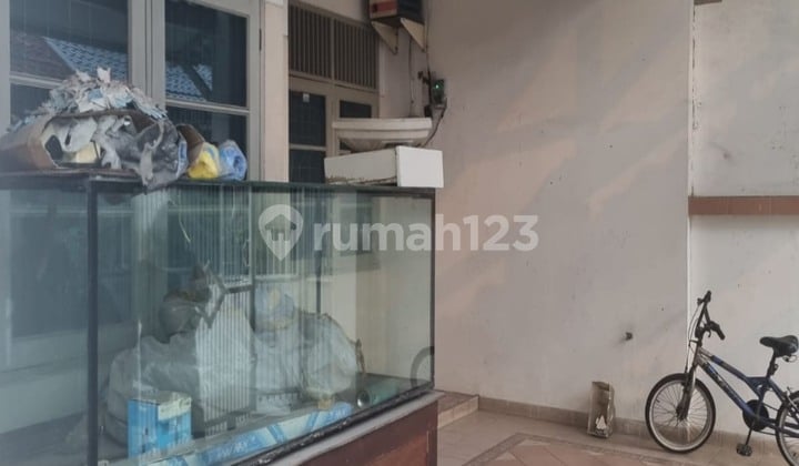 Hook House in Duta Garden Area, Strategic Location Near Airport