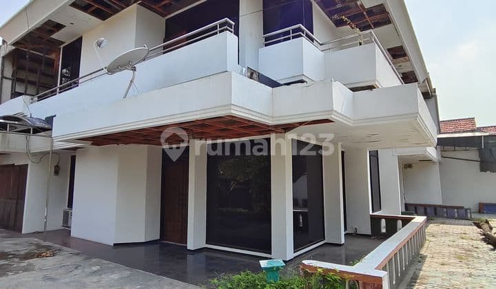 Rumah Besar Halaman Luas bisa Muat 10 Mobil Cocok untuk Usaha di Taman Pondok Indah Wiyung Rumah Butuh Minim Renovasi SHM di Gapura Taman Pondok Indah, Jl. Wiyung Indah Viii, Jajar Tunggal, Wiyung, Kota Surabaya, Jawa Timur, Indonesia, 60229, Wiyung