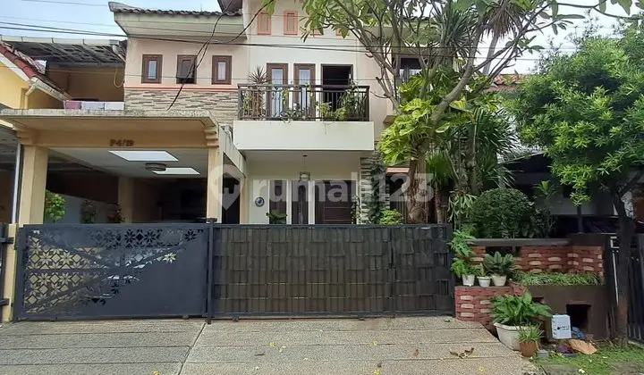 Jarang Ada! Rumah Cantik 2 Lantai Kp 3 - LT 135 M², LB 201 M²
