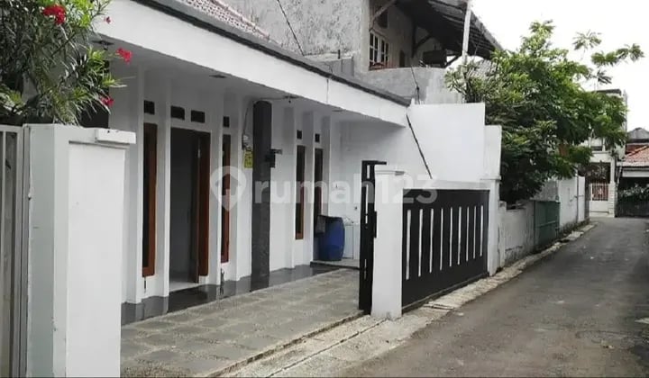 Disewakan Rumah 2 Lantai Terawat Siap Huni di Tebet Jakarta Selatan