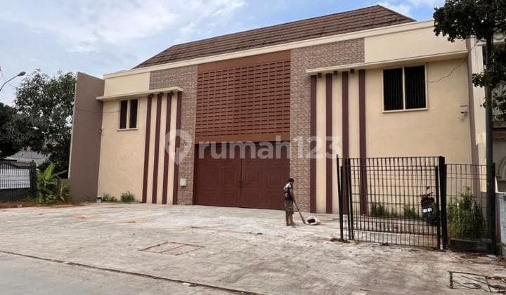 Gudang Workshop / Distribution Center 2 Lantai SHM Dekat Akses Tol Dekat Fasilitas Kesehatan di Jalan Basoka Kembangan, Jakarta Barat