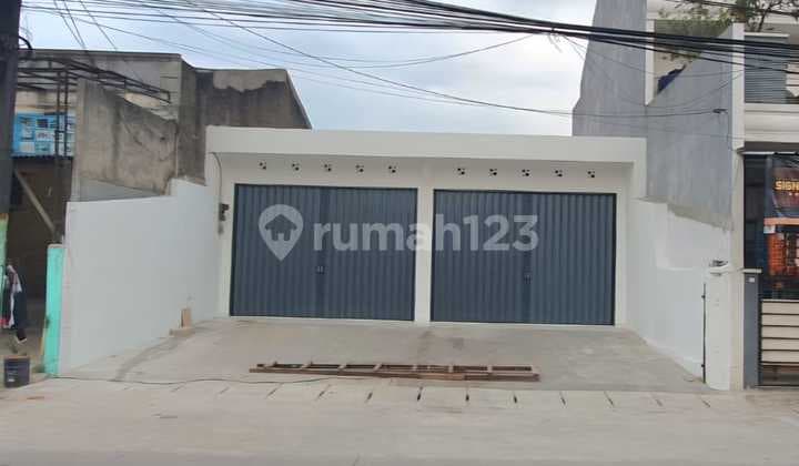 A shop house for sale in good condition, ready to use, in a strategic and busy location, suitable for business, in front of Pasar Bayam Karawaci, Tangerang.
