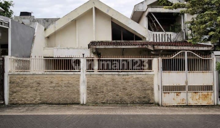 Manyar Kertoadi House Strategic