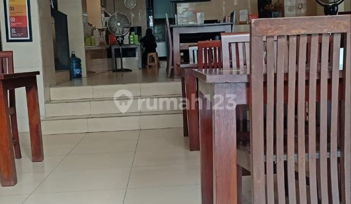 gedung 4,5 lantai cocok untuk resto, kantor dan bank