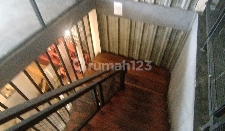 Restoran Lokasi Strategis di Jalan Raya Jaksel