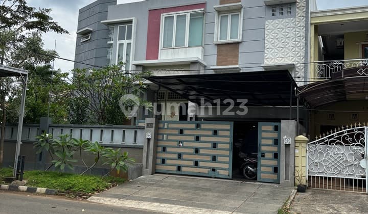 Dijual Rumah Hoek 2 LT di Griya Permata Cipondoh SHM Hadap Utara Ada 3+2 KT 3 +1 KM Ada Furnished, Carport/ Garasi 4 Mobil, Siap Huni!!