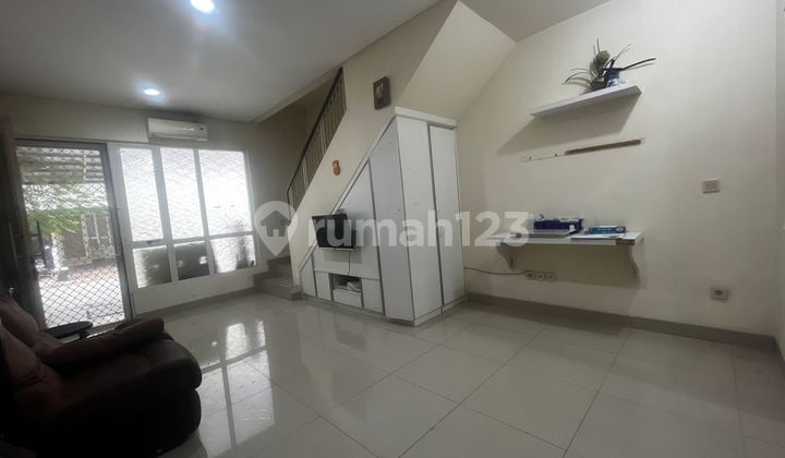 Disewakan Rumah 2 LT 4 X 12 M2 di Golf Lake Cengkareng Ada 2 KT 2 KM Semi Furniture Dekat Swimming Pool, Siap Huni, Ayo Nego Yuk Sampai Deal!
