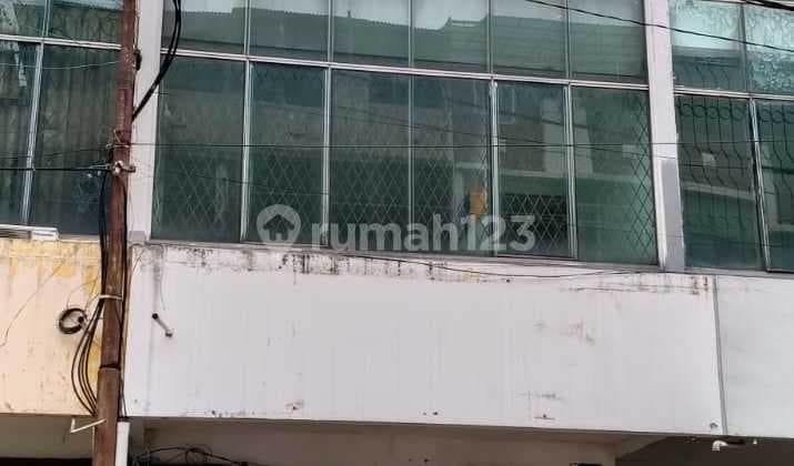 For Rent: 3-Story Shop House 4 X 15 M2 in Bandengan Complex, Puri Delta Mas. Has 3 Bedrooms, Suitable for Travel Business, Online Business, Bank, etc. Move-in Ready!!