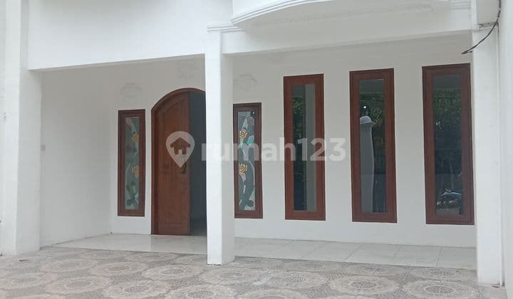 FOR RENT: 3-Storey House in Kebon Jeruk, 4+1 Bedrooms, 3+1 Bathrooms, Unfurnished. Bring Your Own Furniture!! Kitchen Set Only. Come for a viewing.