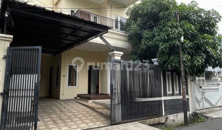 For Sale: 2-Storey House, Land Size 10 x 16 M² in Tomang, 4+1 Bedrooms, 2+1 Bathrooms, Needs Renovation, Carport for 2 Cars, 2-Car Road Access, Come Survey & Negotiate!