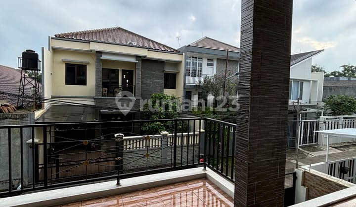 Dijual Murah Rumah 3 Lt 10 X 20 M2 di Meruya Kavling Dki Jakbar SHM Hadap Selatan Ada 5+2 Kt 3+1 Km Garasi 2, Carport 2 Semi Furniture.