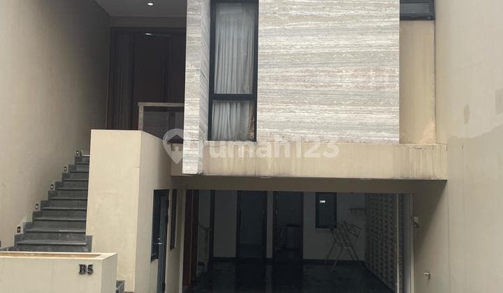 For Rent 3-Story House in Pejaten, South Jakarta, Land 100 M2, Building 250 M2, 4+2 Bedrooms, 3+1 Bathrooms, Semi-Furnished, Ready to Occupy. Come Survey & Negotiate Until Deal!!