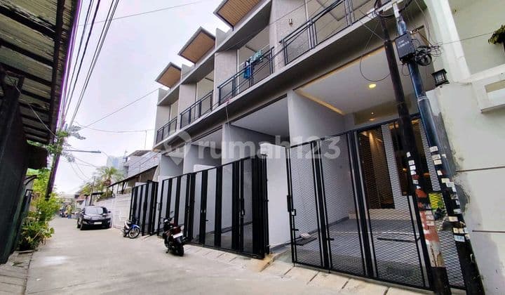 Dijual Rumah 2,5 LT 4 X 13 M2 di Duri Kepa Ada 3/ 4 KT 2 KM Carport 1 Mobil, Free Kitchen Set, SHM Hadap Selatan, Siap Huni,Ayo Survei Yuknego