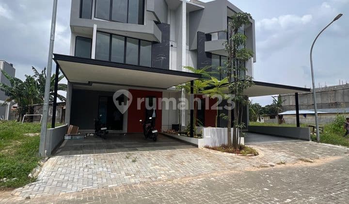 For Rent: 2-Story House in Permata Regency, 150 M2 Land Area, 250 M2 Building Area, 4+1 Bedrooms, 4+1 Bathrooms, Semi-Furnished with AC, CCTV, Kitchen Set, Move-In Ready, Come Check It Out!