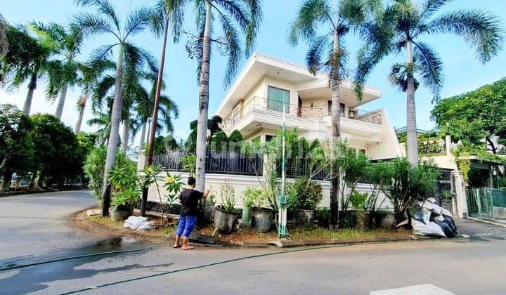 Dijual Rumah Hoek 2,5 Lt 20 X 16,8M2 di Puri Indah Lt 336 M2 Lb 600 M2 Ada 4 Kt 3 Km Hadap Selatan Barat Semi Furniture, Siap Huni!! Survei Yuk!!