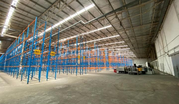 Gudang Margomulyo Food Grade dan Loading Dock dengan Lahan Parkir Luas