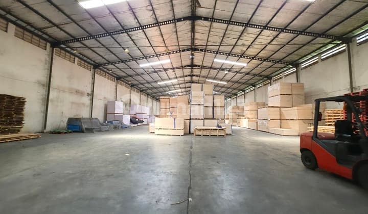 Gudang Margomulyo Lantai Cor Kantor 2 Lantai Main Road Bebas Banjir