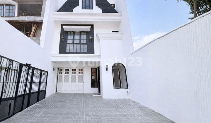 Rumah Baru Modern Classic dengan Rooftop di Tebet Utara Jaksel