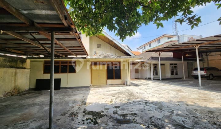 House with 1000m2 Land Area in Supomo, Menteng Dalam