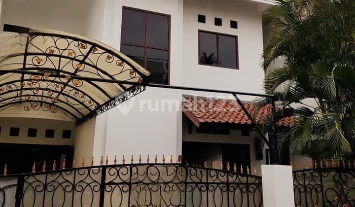 Rumah Strategis di Tebet - Akses 2 Mobil, Cocok Untuk Kantor & Keluarga