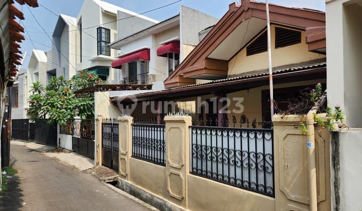 Rumah di Tebet Timur Dalam Dekat Taman