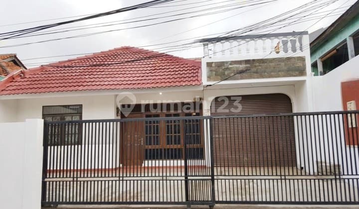 Rumah Daerah di Menteng Dalam Tebet Akses 2 Mobil Lebar