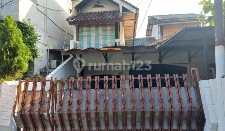 Rumah 3 Lantai Shm Menghadap Selatan Butuh Renovasi