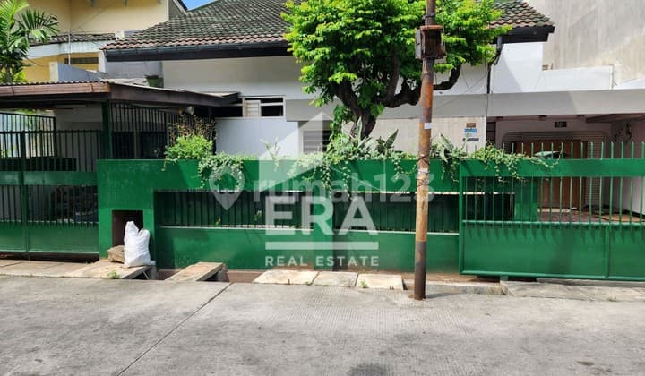 Dijual cepat rumah 2 lt. di Kav. Polri Jelambar Jakarta Barat LT/LB = 254m²/300 m²