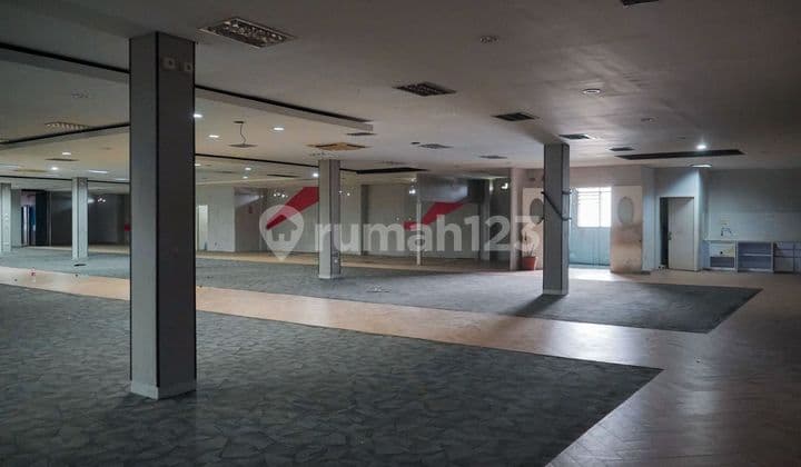 Gedung Berikut Gudang di Pegangsaan. Lokasi Strategis Bisnis.