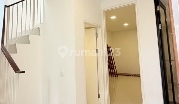 Rumah Northwest 2 Lantai Bagus Siap Huni Dekat Club House