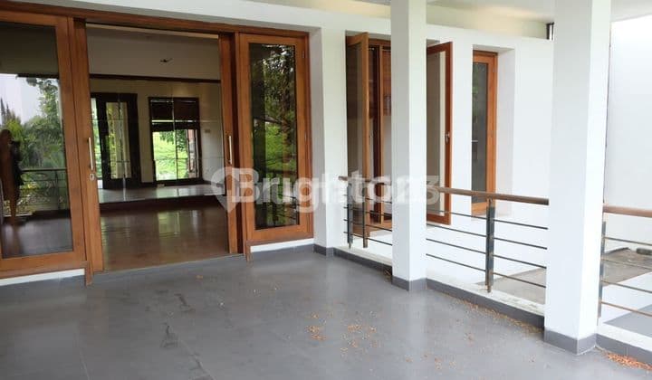 Rumah Tropis Modern Harga Mepet NJOP Selangkah ke Stasiun MRT Lebak Bulus