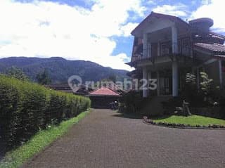 Villa 3 Urung Cisarua Strategic Location European Architecture 2 Floors Area 1,680 Meters