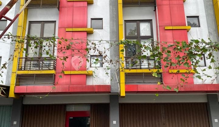 Strategic 3-Story Shophouse, Freehold Title, Located on Seturan Selokan Mataram Street, Sleman