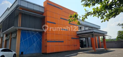Gedung Dua Setengah Lantai Luas Siap Pakai di Sukoharjo A5303