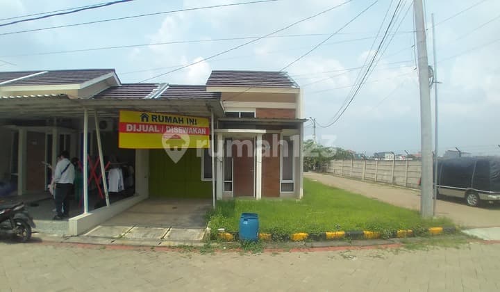 Quick Sale: Good, Comfortable, and Lush Condition Hook Position House in Orchard Village Housing, Babelan, Bekasi.