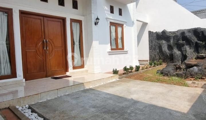 Rumah Dua Lantai Lingkungan Tenang & Aman