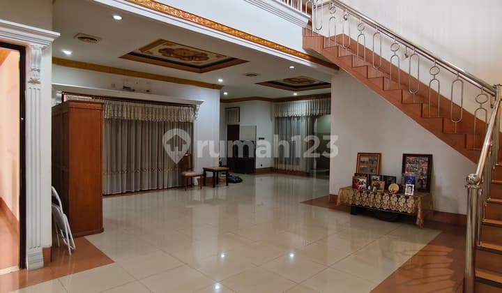 Luxury 5BR House in Kebayoran Lama Near Gandaria SHM