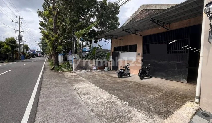 Warehouse Strategic Location Near Condongcatur Terminal