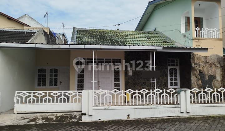 Rumah Dalam Perum Dekat Jalan Kabupaten, Gamping