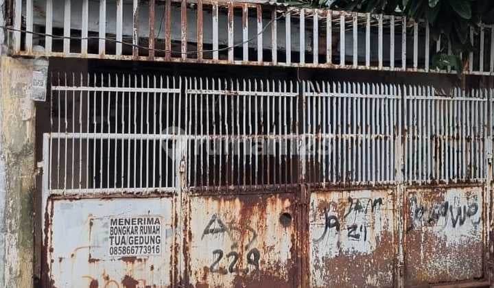 Dijual Rumah Tua Hitung Tanah di Tomang